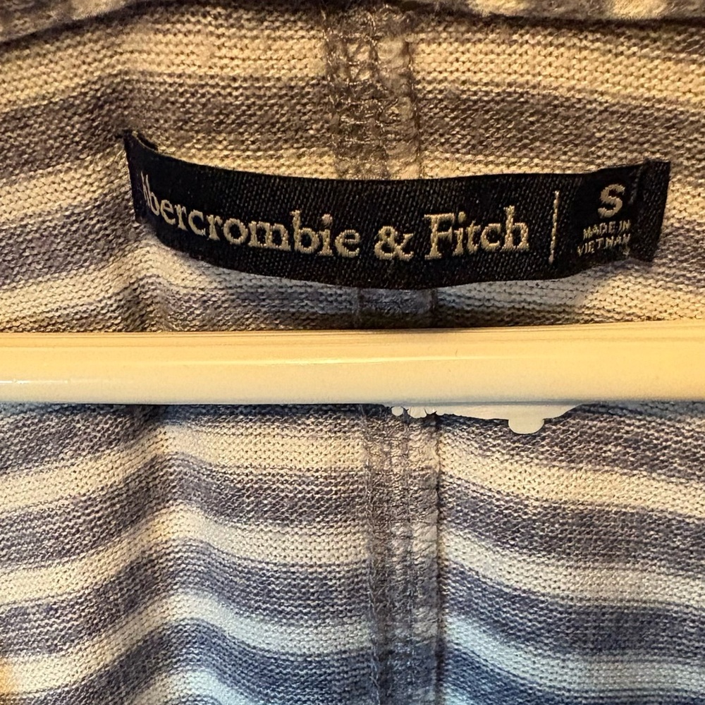 Abercrombie & Fitch Gray Striped V-Neck Long Sleeve Top Size Small - Picture 2 of 6